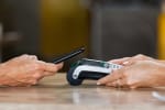 Persona che effettua pagamento contactless Persona che effettua pagamento contactless