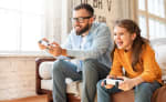Papà e figlia che giocano a videogame online