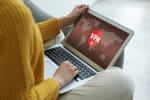 Persona che attiva VPN su pc