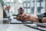 Persona che cerca casa online