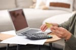 Persona che controlla movimenti conto corrente