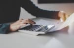 Persona che effettua calcoli e controlla bolletta