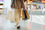 Persona che fa shopping in un centro commerciale