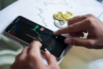 Persona che fa trading online
