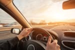 persona che guida l'auto