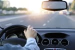 Persona che guida macchina su strada