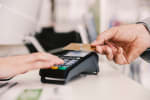 Persona che paga con pos