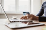 persona con carta di credito e computer