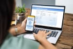 persona effettua un bonifico online
