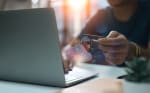 persona fa acquisti online con pc e carta di credito