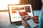 persona legge notizie da pc e telefono