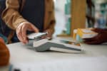 Persona paga con smartphone