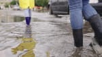 Persone che camminano in strada dopo un'alluvione