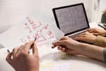Persone che controllano mappe catastali