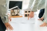 Persone che lavorano al progetto di una casa
