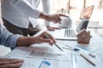 Persone che lavorano al progetto di una casa