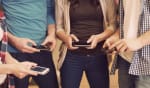 persone con telefoni cellulari