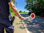 poliziotto con paletta per controllo stradale