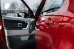 portiera aperta di un'auto rossa