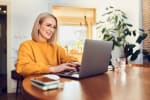 Ragazza a casa che usa il computer