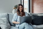 ragazza al computer sul divano