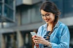 Ragazza all'aperto che usa smartphone