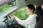 ragazza alla guida di un'auto