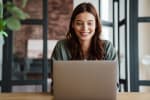 ragazza alla scrivania con computer