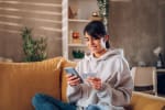 ragazza che acquista online con carta di credito