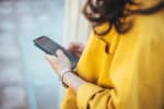 ragazza che chatta con il suo smartphone