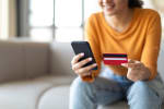 Ragazza che effettua pagamento online con carta