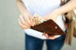 Ragazza che estrae banconote dal portafoglio
