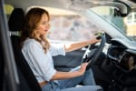 Ragazza che guida la propria auto