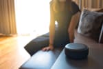 ragazza che interagisce con un dispositivo digitale domestico