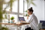 Ragazza che lavora da casa su computer