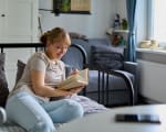 ragazza che legge un libro seduta