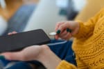 Ragazza che mette in carica smartphone