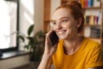 Ragazza sorridente che parla al cellulare