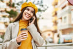 Ragazza che parla al cellulare per strada