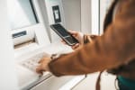 Ragazza che preleva contanti allo sportello atm