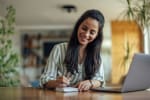Ragazza che prende appunti su offerta prestito