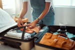 Ragazza che prepara la valigia per le vacanze Ragazza che prepara la valigia per le vacanze