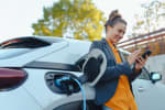 Ragazza che ricarica auto elettrica