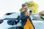 Ragazza che ricarica auto elettrica