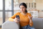 Ragazza che riceve chiamata telemarketing selvaggio