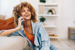 Ragazza che sorride e parla al telefono