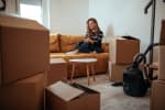 Ragazza che trasloca nella casa appena acquistata