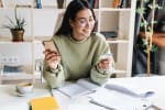 Ragazza che usa carta di credito sullo smartphone
