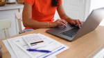 Ragazza che utilizza pc 