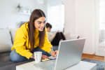 ragazza che usa il pc